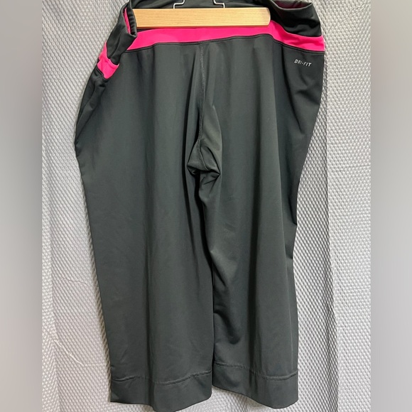 Womens Nike capri workout pants - Picture 3 of 3